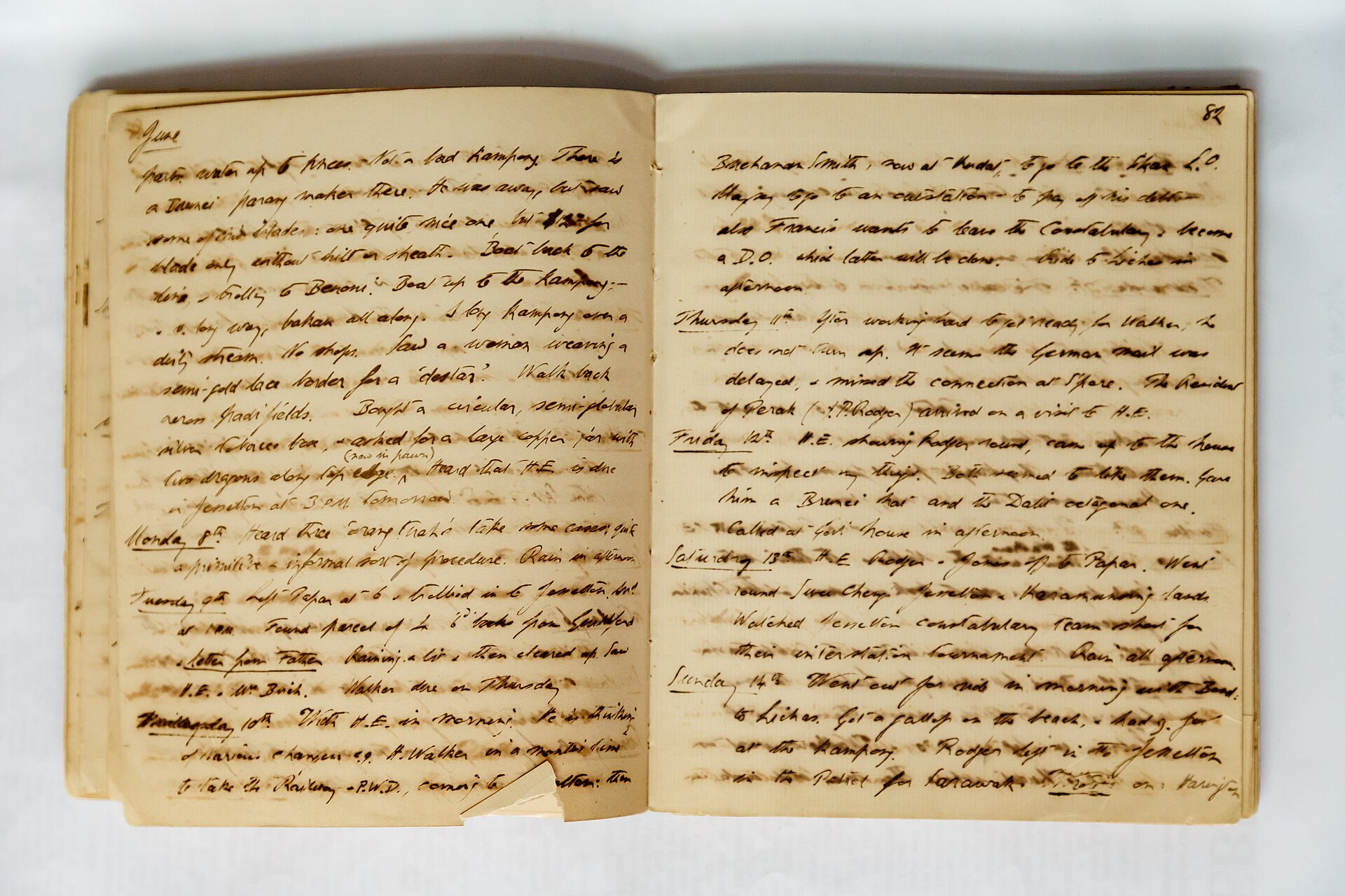 Un carnet ouvert couvert d'une écriture manuscrite serrée — relire ses accords de participe passé