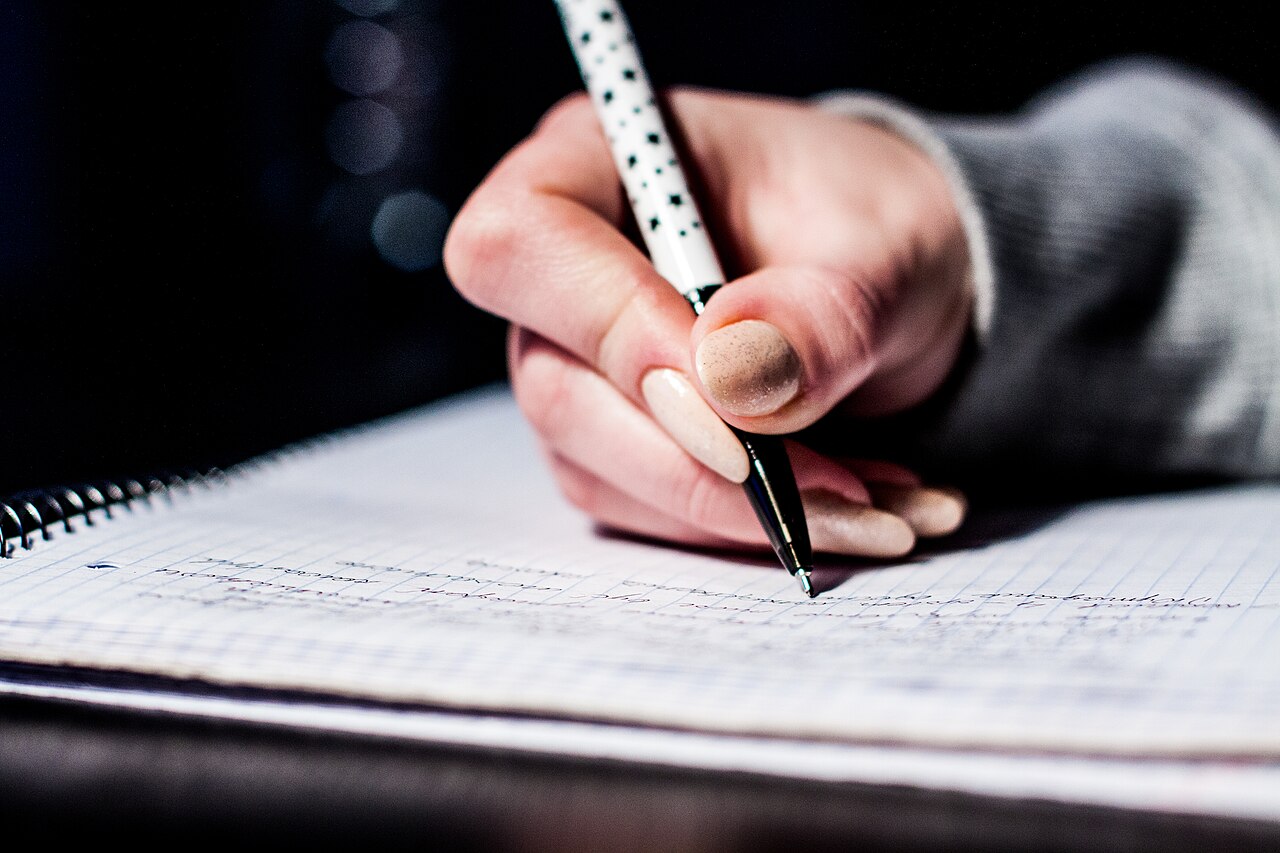 Écrire à la main dans un carnet — méthodologie de l'expression écrite au TCF