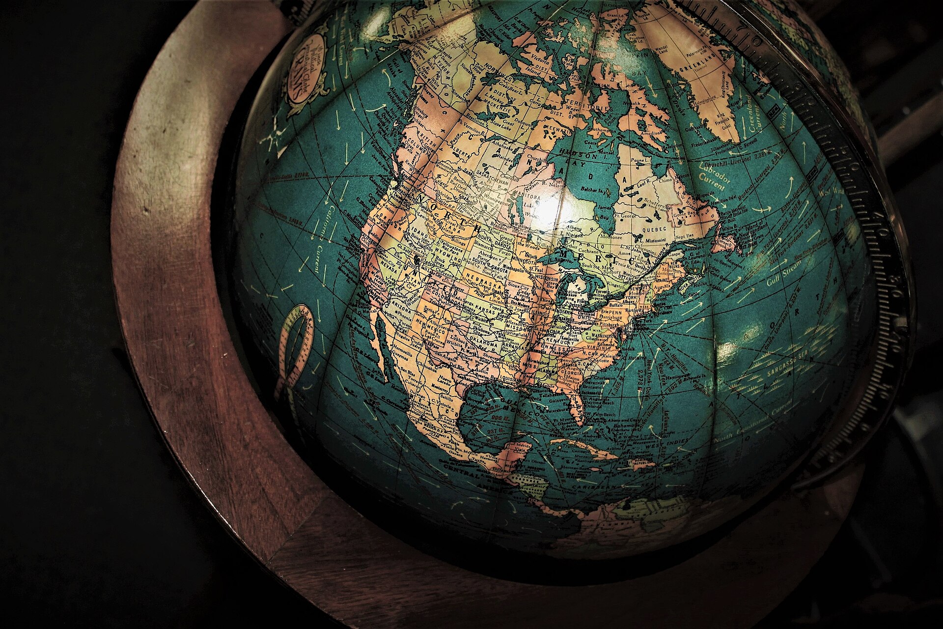 Un globe terrestre ancien montrant l'Amérique du Nord — dire d'où l'on vient et où l'on va, avec la bonne préposition