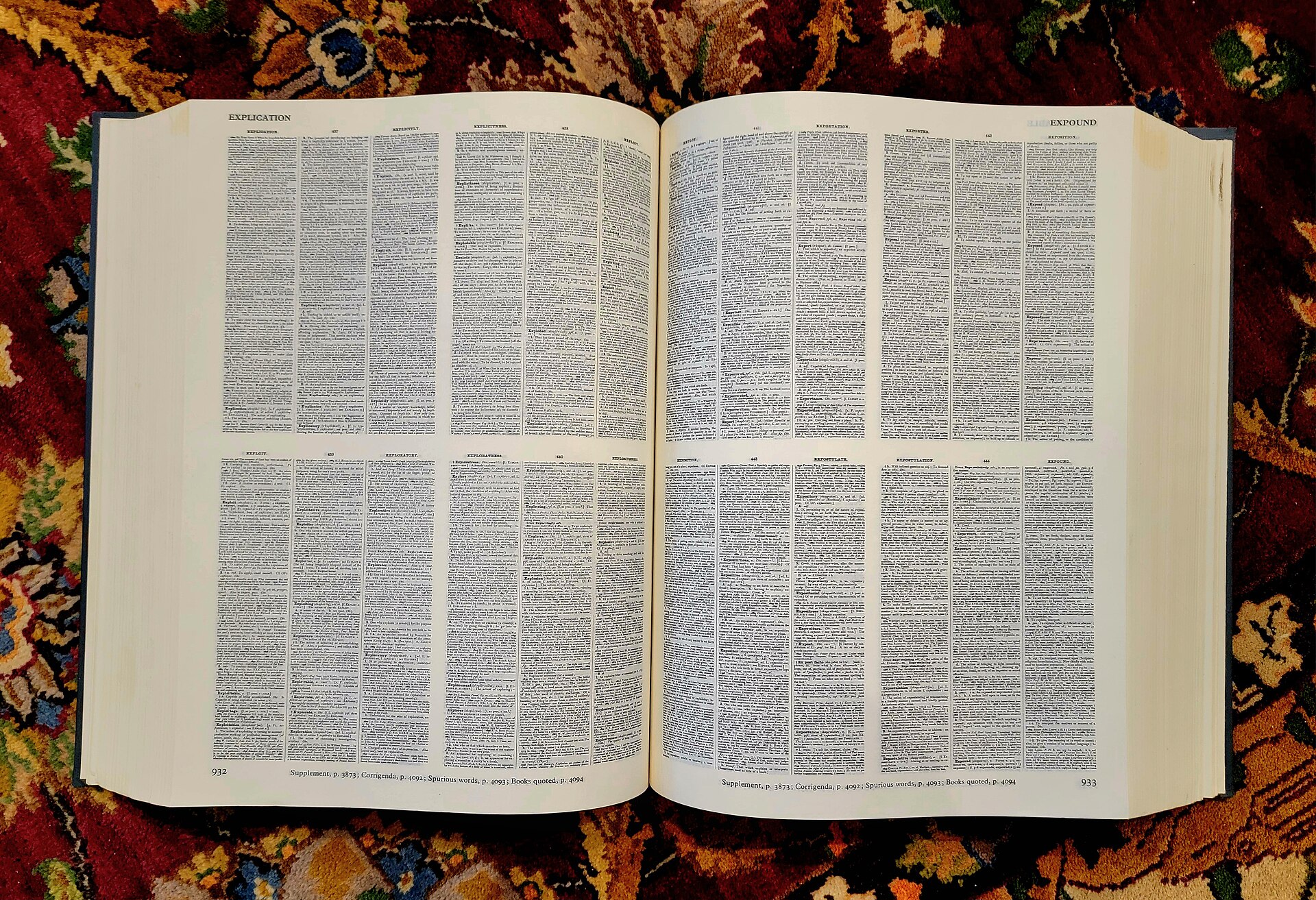 Un gros dictionnaire ouvert à plat, colonnes de définitions bien visibles — une fiche de grammaire sur le subjonctif