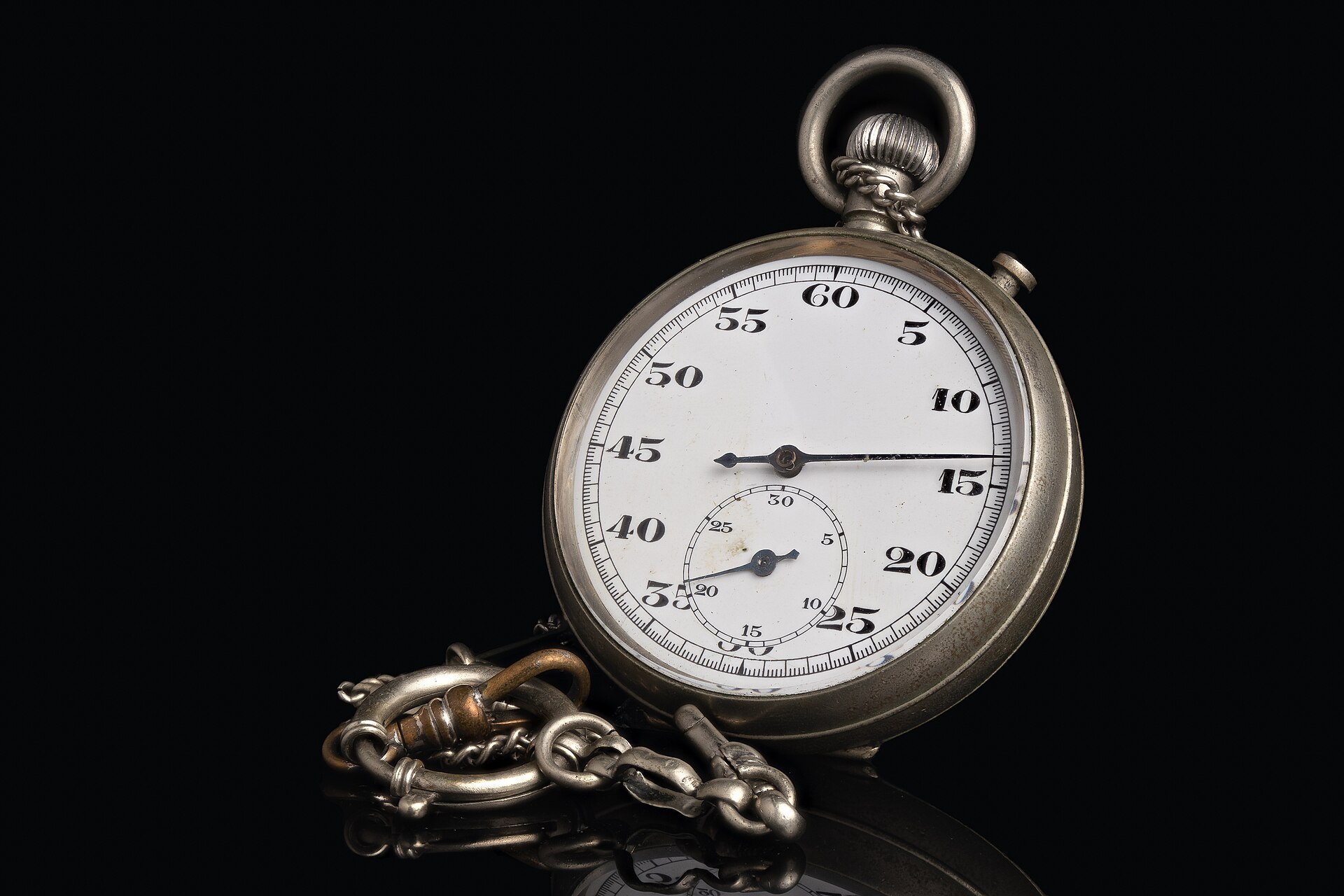 Un chronomètre à aiguille posé sur fond noir — les 60 minutes de la compréhension écrite du TCF Canada