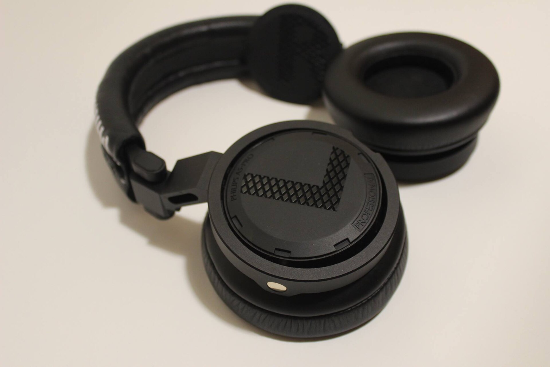 Un casque audio noir posé sur un fond clair — l'écoute unique de la compréhension orale du TCF Canada