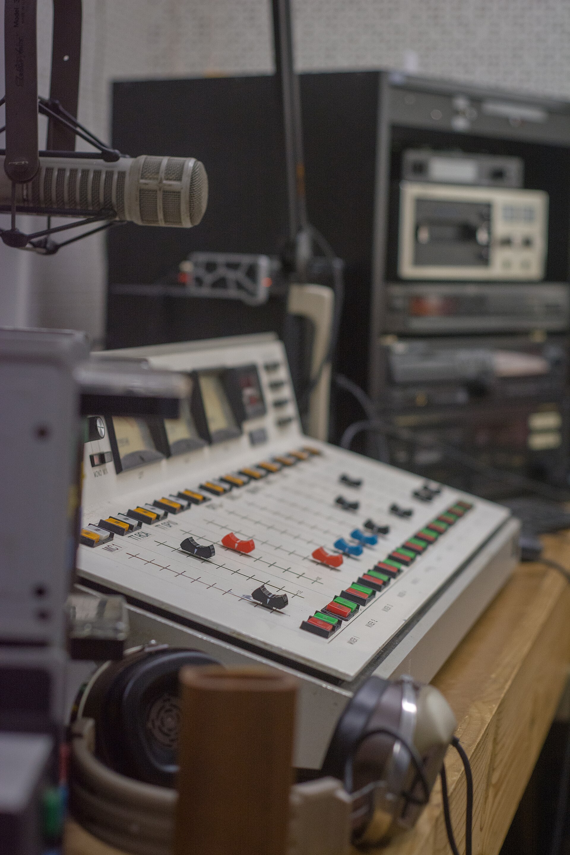 Une console de studio, un micro sur bras articulé et un casque — s'enregistrer pour préparer l'expression orale du TCF Canada