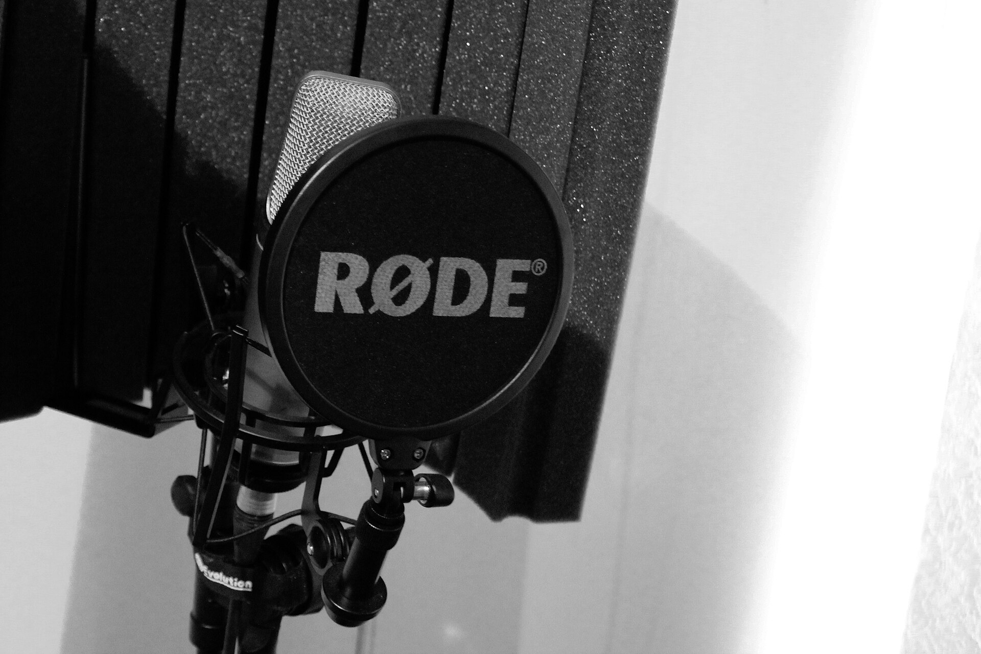 Un micro de studio et son filtre anti-pop, en noir et blanc — s'entraîner à argumenter à l'oral pour la tâche 3 du TCF