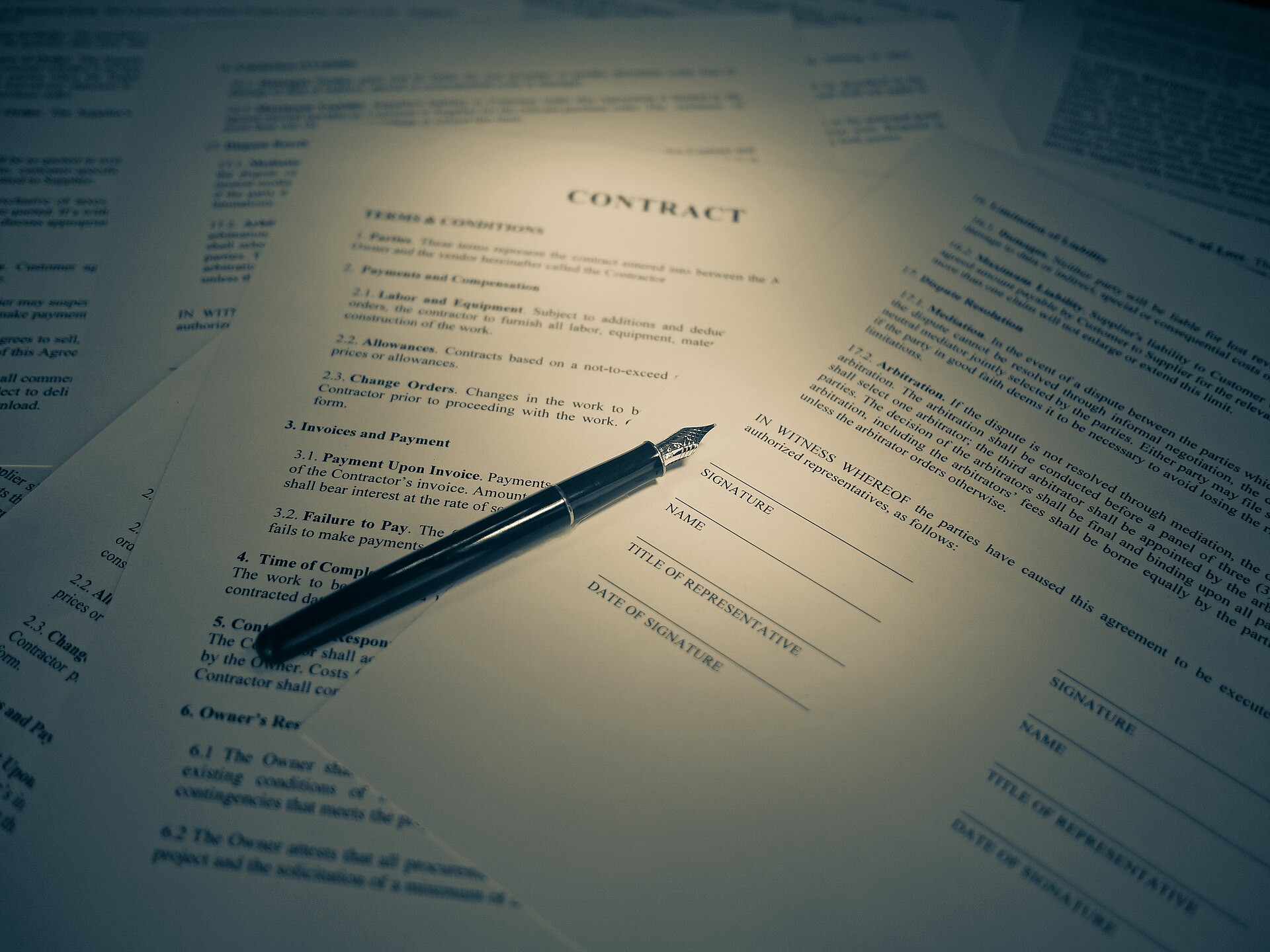 Stylo posé sur des documents administratifs à signer — dossier d'inscription au TCF Canada