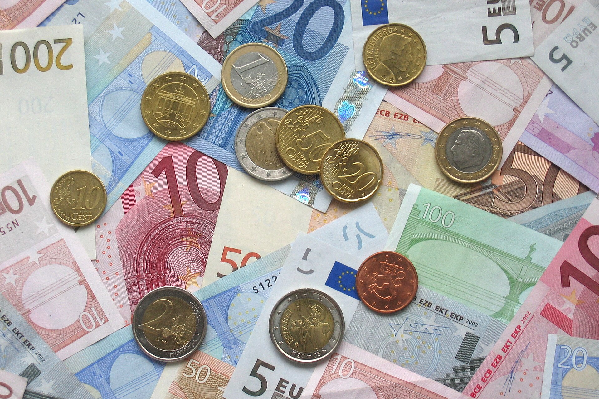 Billets et pièces en euros étalés sur une table — budget à prévoir pour le TCF Canada
