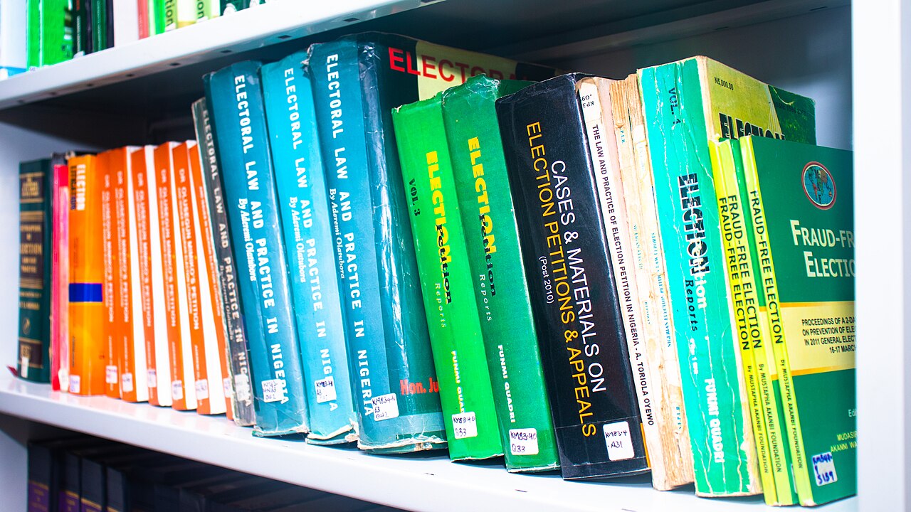 Livres sur une étagère — réviser pour le TCF Tout Public
